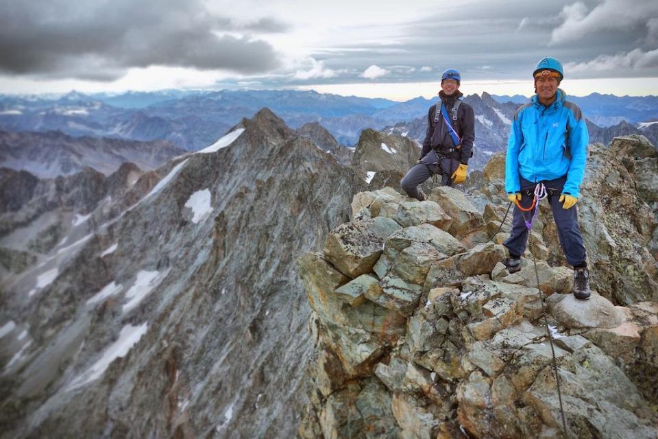Deux alpnistes débutants sur une arrête de la roche faurio